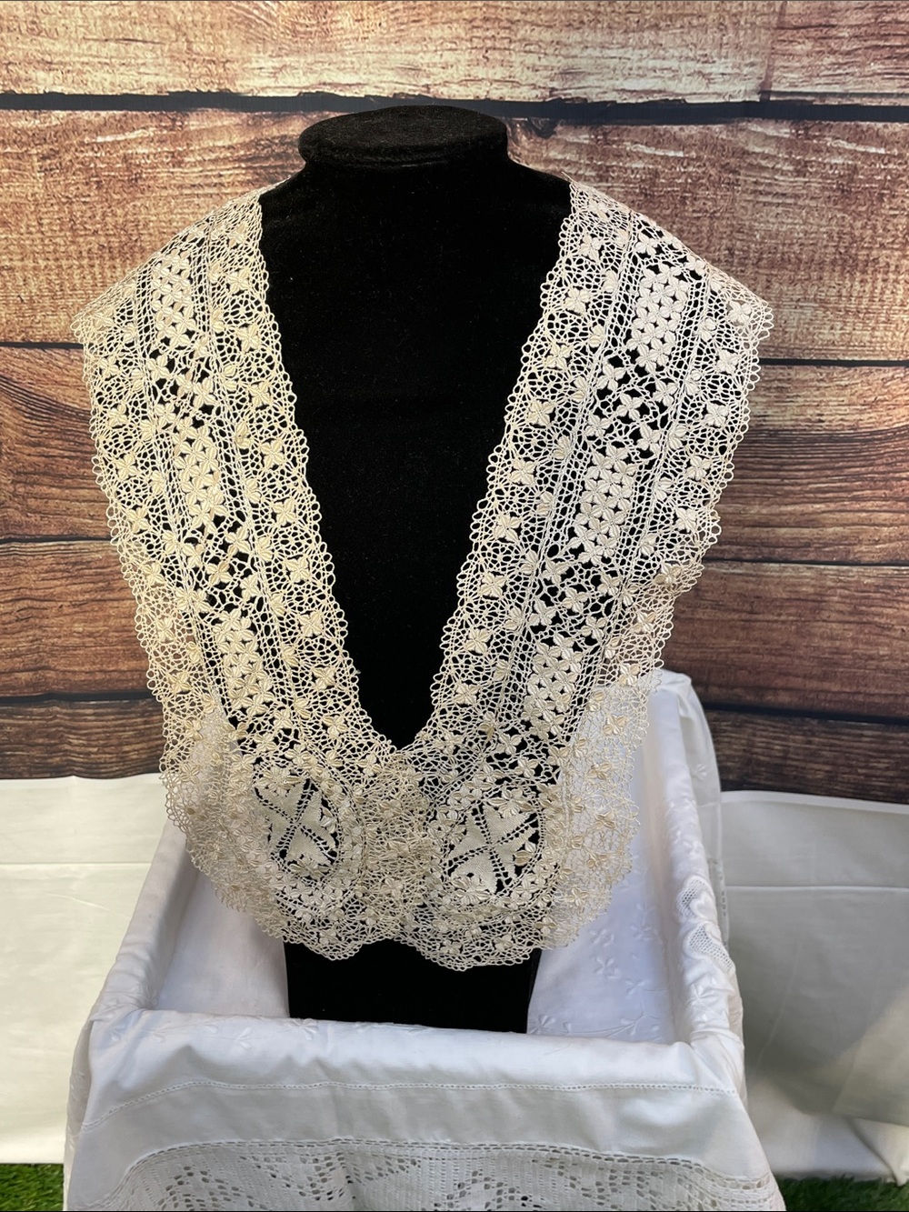 Vintage Maltese bobbin lace collar antique